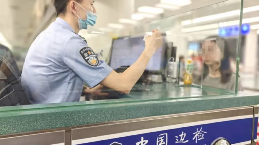 因為長得像，偷用雙胞胎哥哥證件？小夥「靈機一動」後……的封面圖片