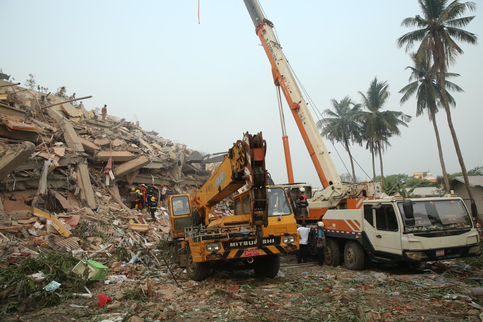 3月30日，救援人員在緬甸曼德勒天空別墅展開救援行動。（新華社）