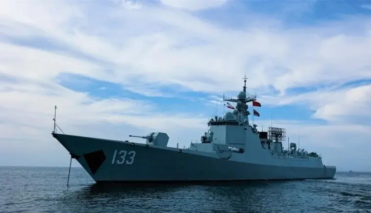 圖為解放軍海軍導彈驅逐艦「包頭艦」（舷號 133）去年 3 月抵達伊朗恰巴哈爾（Chabahar）附近海域，參與中伊俄「安全紐帶 - 2025」聯合演習。（解放軍海軍微信公眾號）