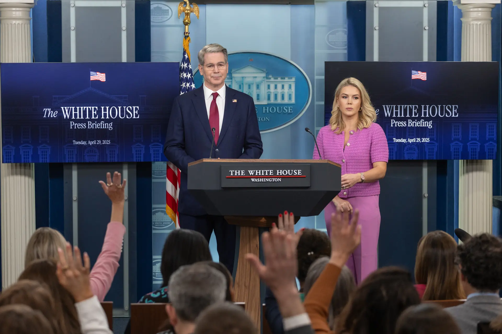 貝森特在新聞發布會上表示，李成鋼此次訪美並非應特朗普政府之邀，且他在訪問期間發表了極具煽動性的言論。(圖：新華社)