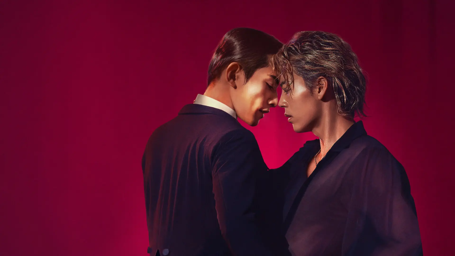 拍攝《10DANCE》期間，竹內涼真和町田啓太不僅持續加練舞蹈，更在情感表達上毫無保留，片中多場貼身共舞場面，將角色間的張力與曖昧感演繹得淋漓盡致，其中電車戲中竹內涼真主動親吻的畫面，更是臨場即興發揮，成為觀眾反覆回味的經典片段。(圖：《10DANCE》海報)