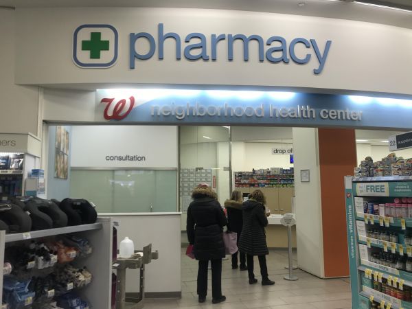 美國連鎖藥店巨頭沃爾格林藥店內處方藥區域。 (新華社)