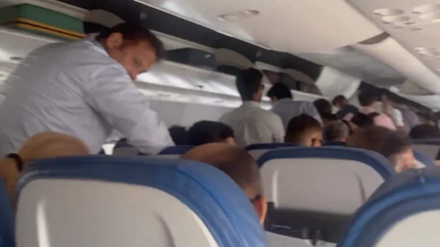 印度旅客把飛機當成「 公交車」？滑行期間擠爆機艙道原因超意外的封面圖片