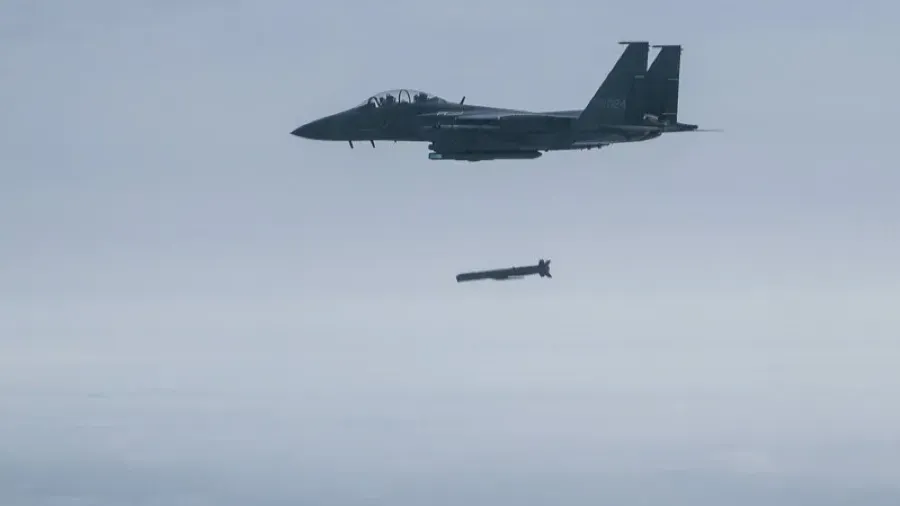 南韓空軍 F-15K 飛官為拍紀念照，釀兩機空中相撞事故的封面圖片
