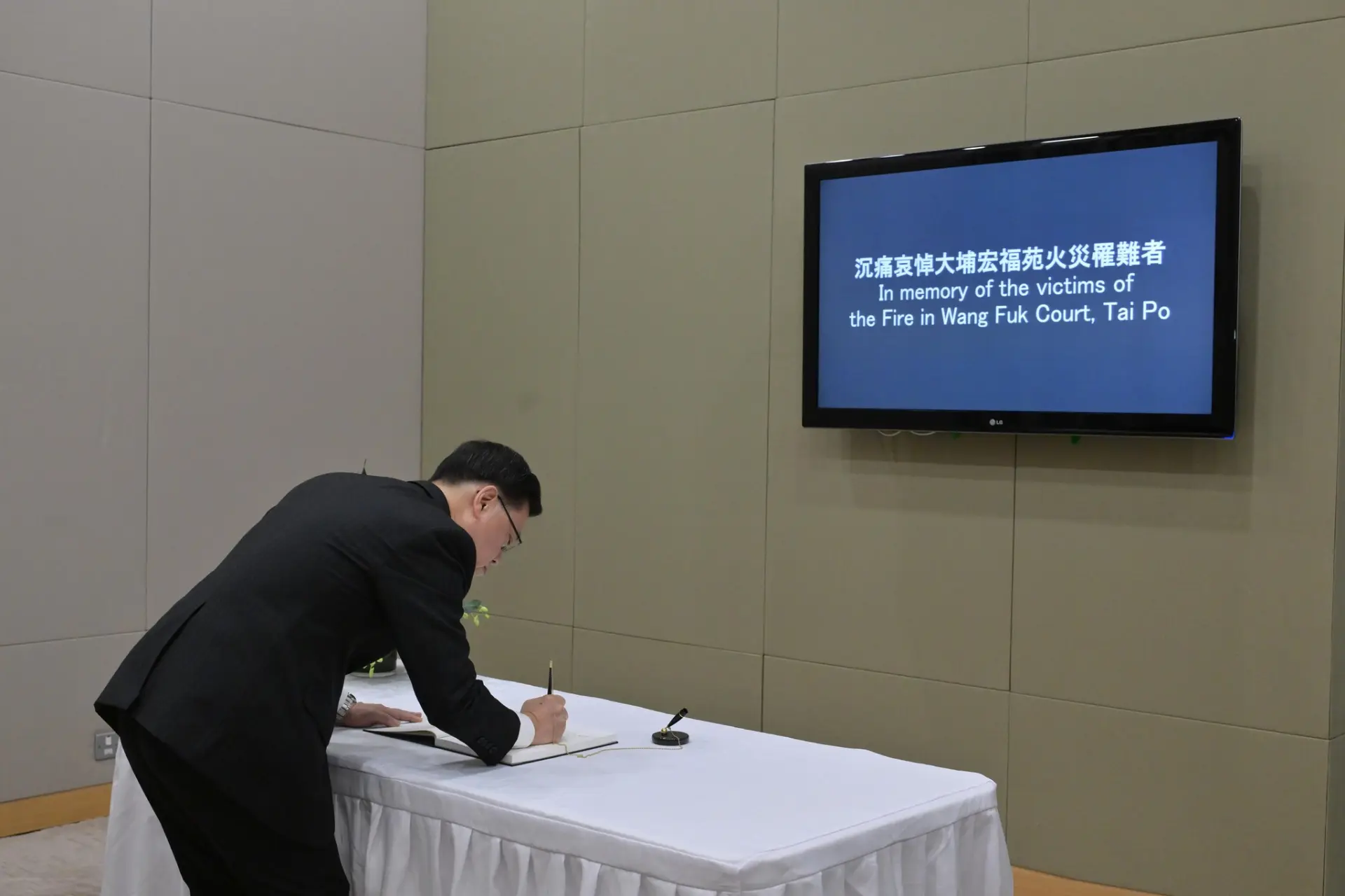 綜上所述，特區政府在大埔大火後果斷引用法律委任管理人，是一項合法、合理、合情且必要的危機應對措施。 它直指當前宏福苑管理癱瘓的核心問題，通過引入無償的專業管理資源，既避免了業主財政負擔，又能高效推進災後重建與管理正規化。(圖：政府新聞網@FB)