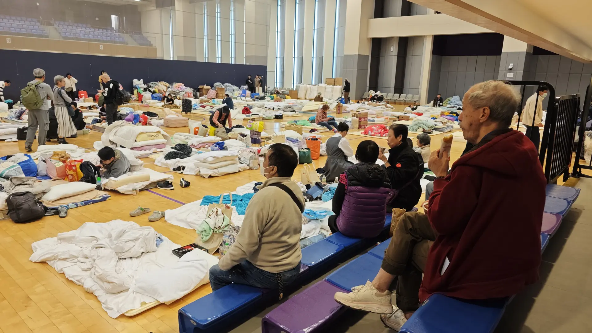 行政長官李家超在27日召開的記者會上宣布，目前宏福苑受影響的7座大廈火勢已全部受控，救援工作進入善後階段。政府即時推出多項應急措施：今晚起向每戶受災居民派發1萬元現金應急補助金，解決即時生活所需。(圖：新華社)