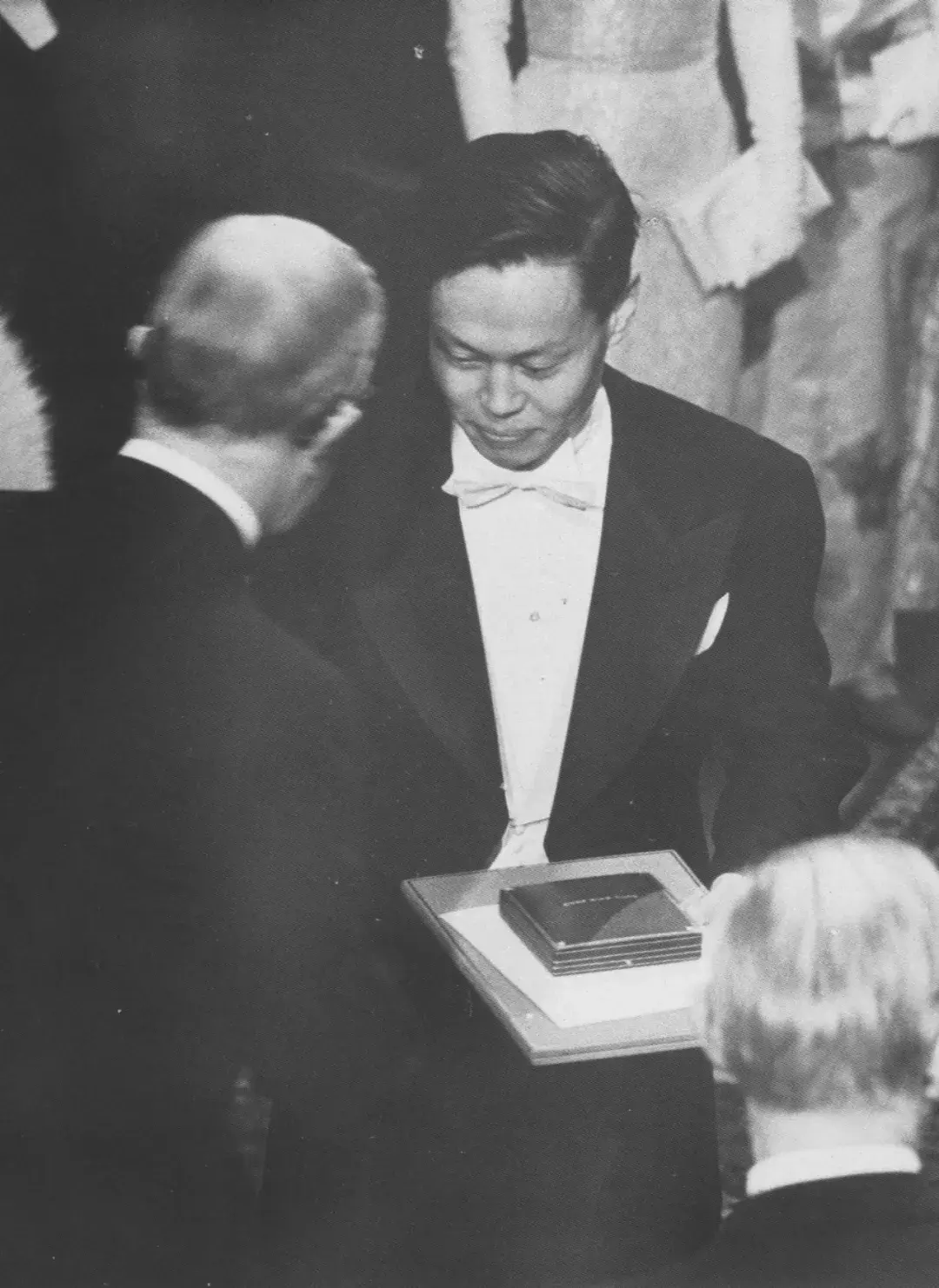 1957年楊振寧自瑞典國王手中接受諾貝爾獎章