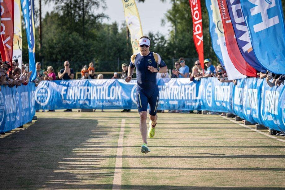 57 歲嘅芬蘭總統史塔布(Alexander Stubb)，竟然用化名低調參加三項鐵人賽，仲拎到亞軍添。（來源：X）