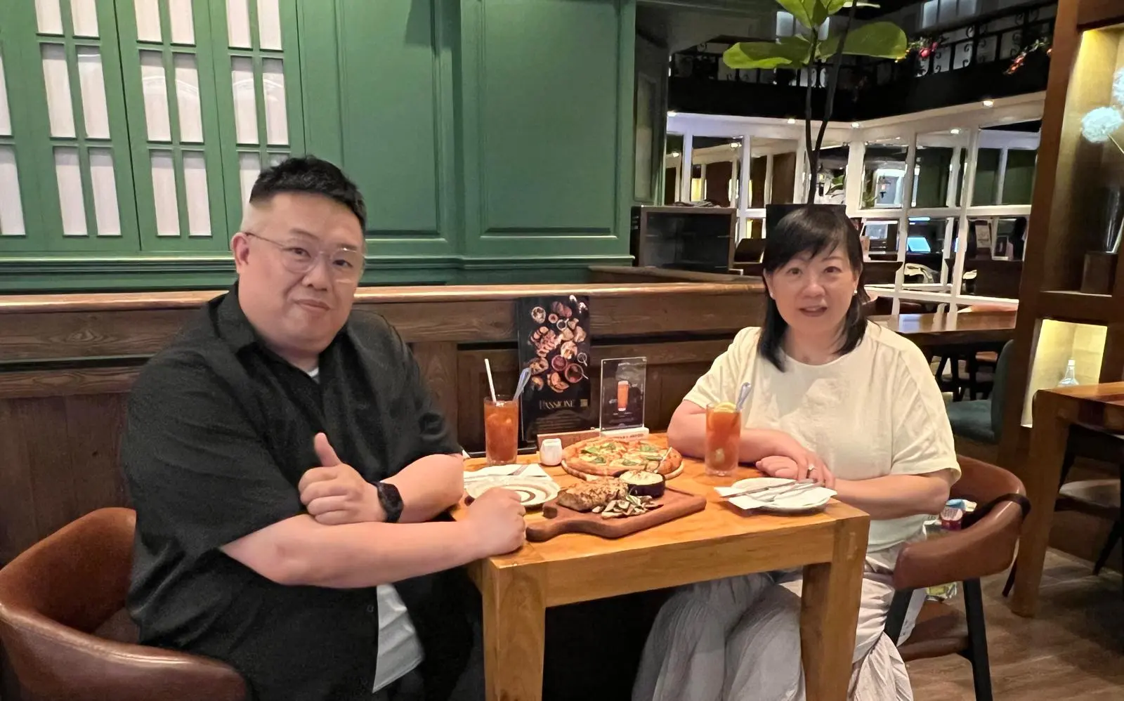 資深導遊梁名揚（Gray)與筆者聚餐訪問時的合照