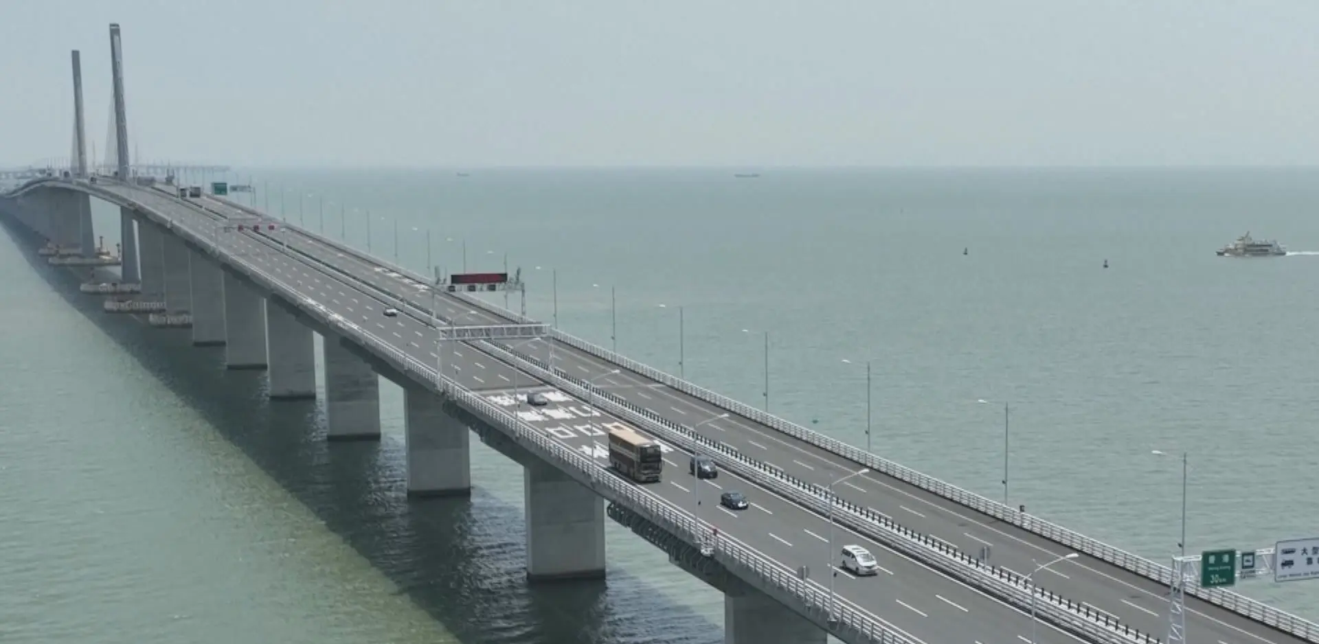 廣東省公安廳、交通運輸廳 10 月 31 日聯合公布「粵車南下」香港政策細則,首批開放廣州、珠海、江門、中山 4 市,符合條件車主 11 月 1 日起可報名抽籤申請入市區資格,12 月 23 日起經港珠澳大橋駛入香港市區。(圖:網絡翻攝)