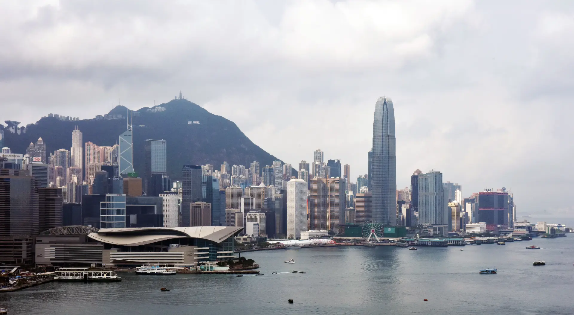 香港沒有停滯不前，反而在金融、貿易、資產管理、對外聯繫和創科布局等方面穩步推進，憑藉「背靠祖國」及自身制度優勢與政策調整，香港不但守穩根基，更在多個領域實現突破，交出一份斐然的成績表。(圖：新華社)