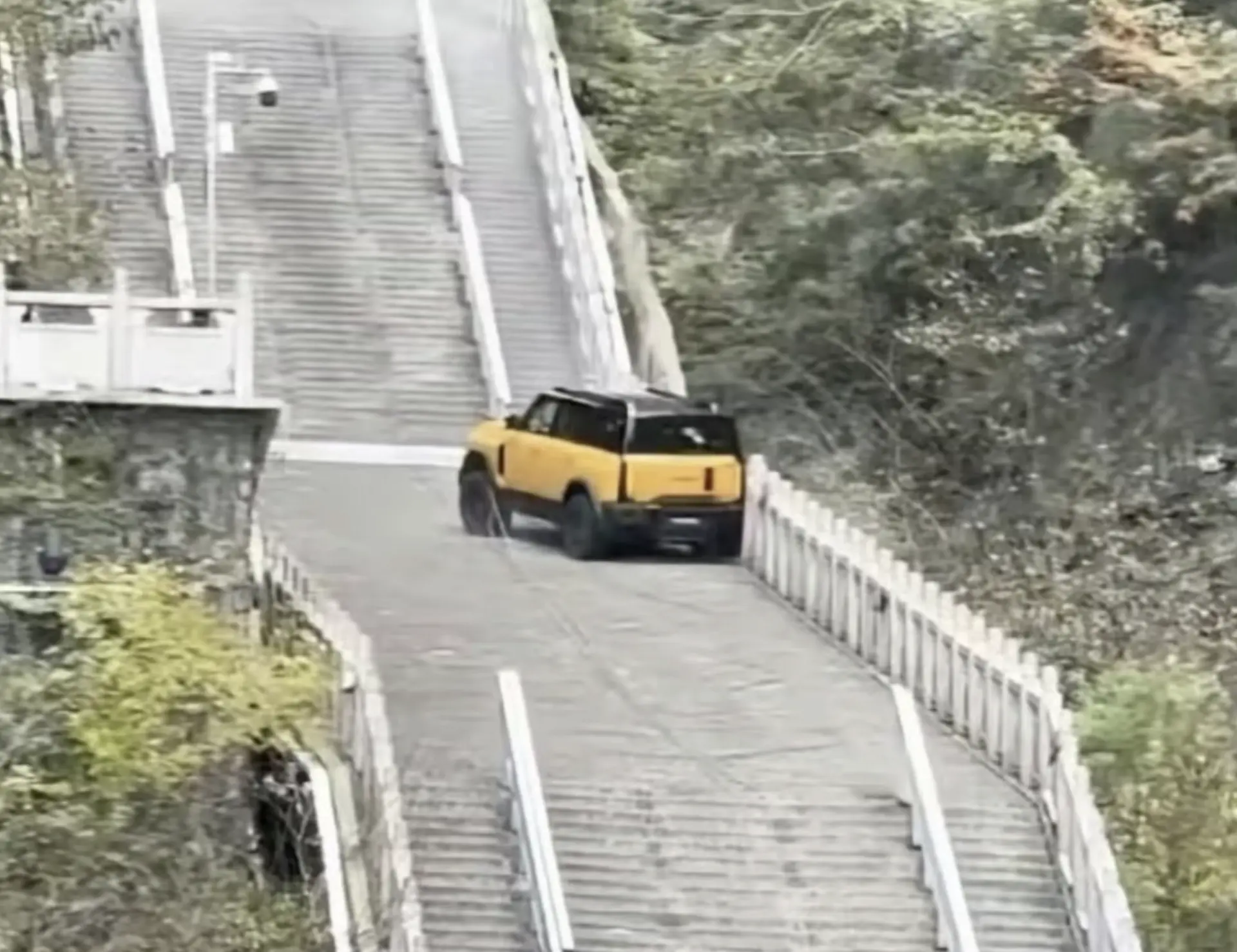 「汽車性能測試有專業場地，為何非要選在人來人往的景區？」這一疑問戳中了爭議核心。近年來，車企將公共空間當「測試場」的營銷屢見不鮮，從懸崖險道到高原腹地，只為博眼球造話題。(圖：視頻截圖)