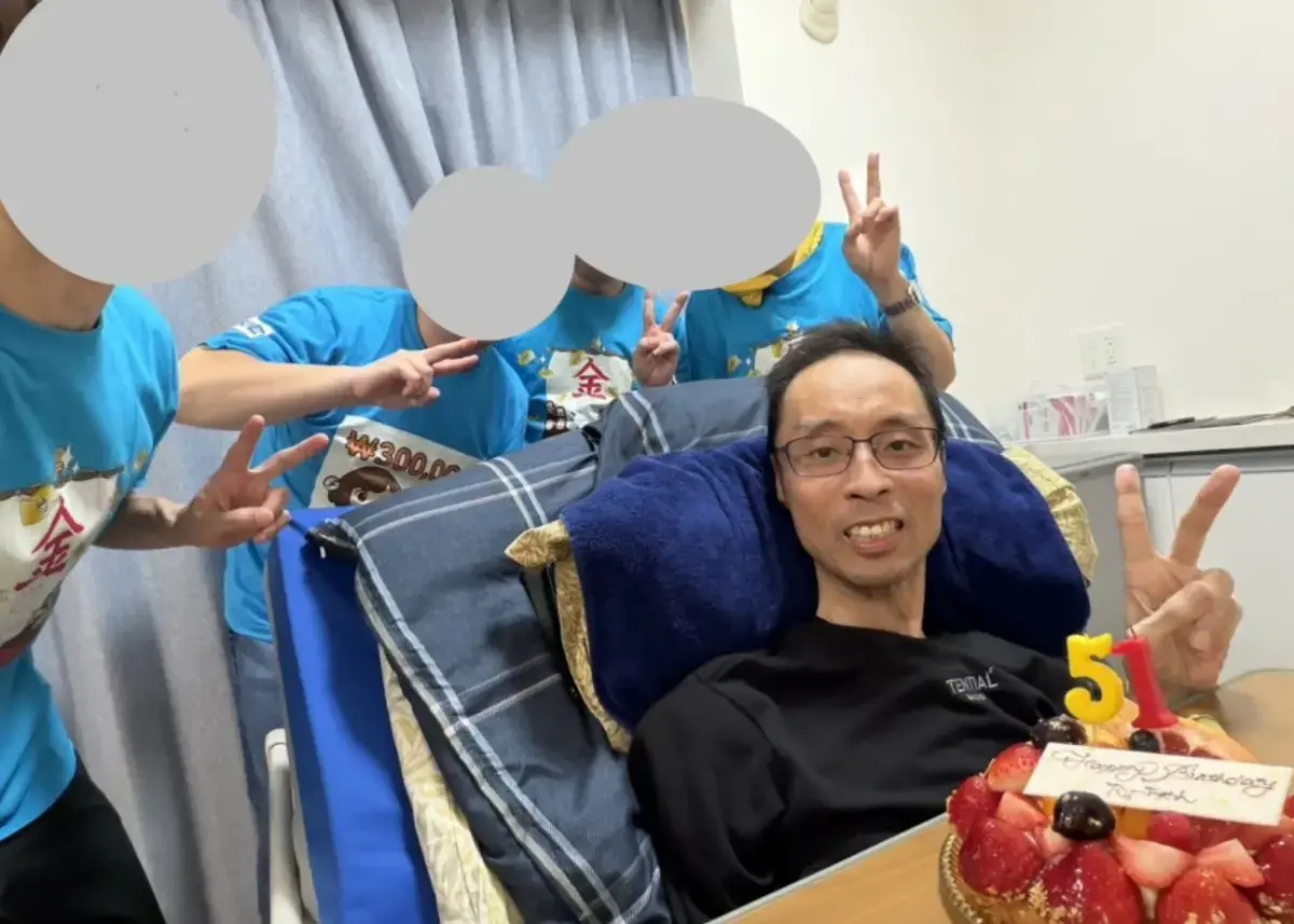 日本知名麻醉科醫師、億萬股神「塔醬」51歲不敵癌癥病逝。他以50萬日圓滾出80億日圓身家，抗癌期間執筆著書，臨終前仍堅持選股，詮釋價值投資的終極魅力。（來源：@X）
