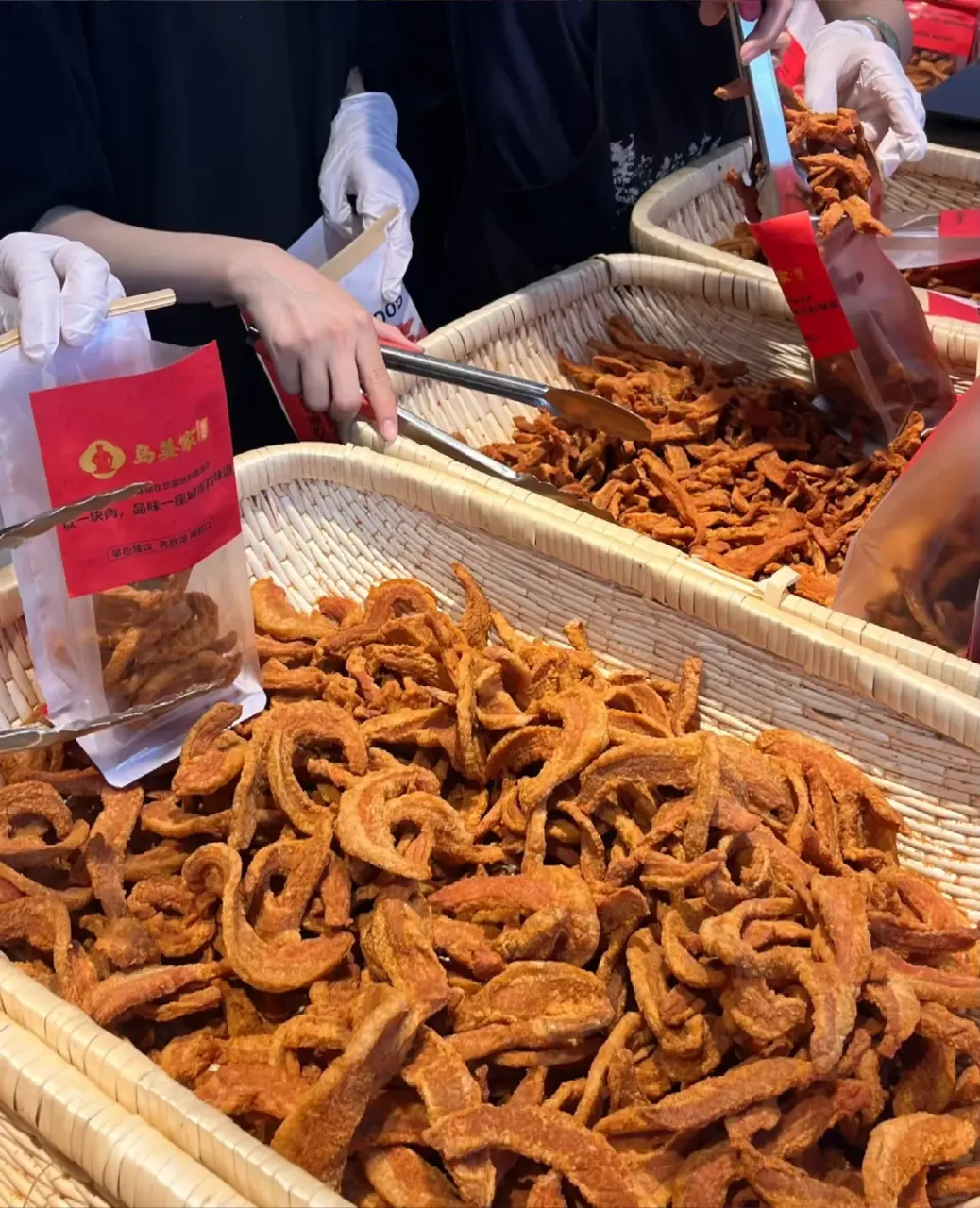 說到童年最難忘的零食，很多人都會想到香酥脆爽的豬油渣。（來源：小紅書網友）