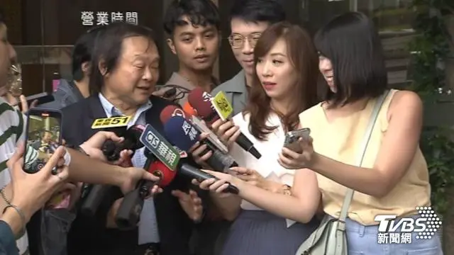 王世堅聽到這首「主打歌」後，表示網路世界真的充滿天才、鬼才，嘆為觀止。(電視畫面)