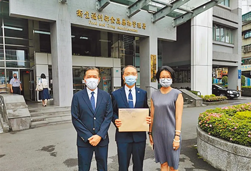 5年前，慈濟基金會預計購買500萬劑疫苗，當時由執行長顏博文（中）、副執行長何日生（左）在律師陳昱瑄（右）等人陪同下，親自到食藥署送件。（資料照片／慈濟基金會提供）