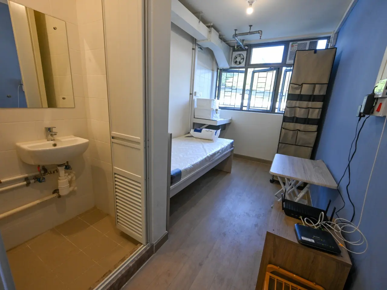 房屋局局長何永賢表示，現尚餘約570個過渡性房屋單位和約420個房協單位可供使用，讓有需要的宏福苑居民入住。（何永賢社交網站）