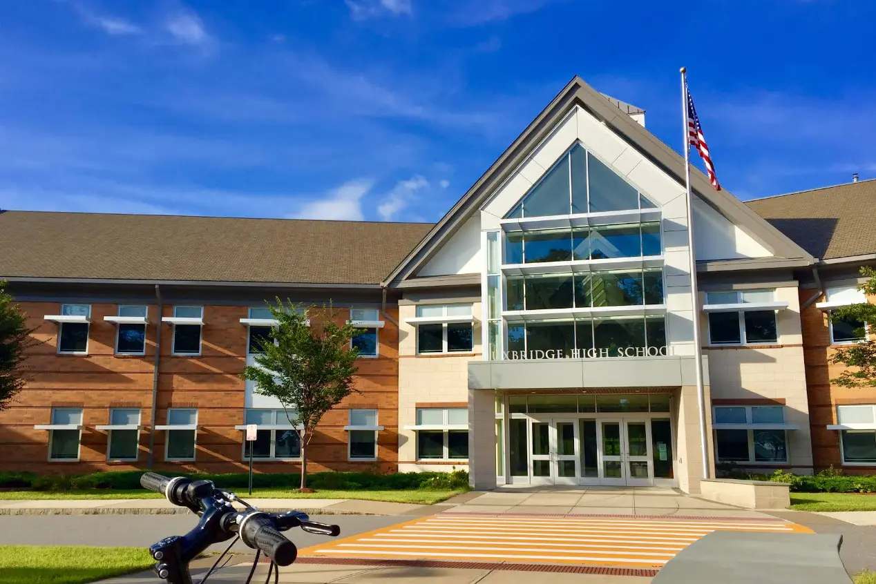 美國麻薩諸塞州烏克斯布里奇高中（Uxbridge High School）爆發離譜的職場健康危機。校內多名女性教師陸續傳出罹患乳癌，集中出現的癌癥病例打破社區平靜，也讓外界高度質疑校園環境暗藏致病隱憂，州衛生單位已正式介入調查，釐清病例集中爆發的真正原因。（來源：Google Maps）
