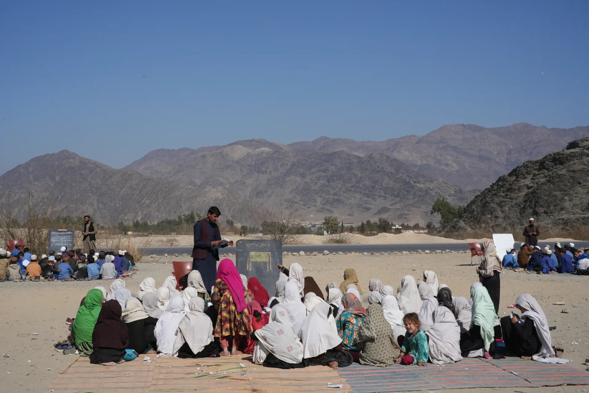 近年來，塔利班政權已實施多項限制措施，包括禁止 12 歲以上女童接受教育、關閉女性助產培訓課程、移除大學中的女性作者著作等。(圖：新華社)