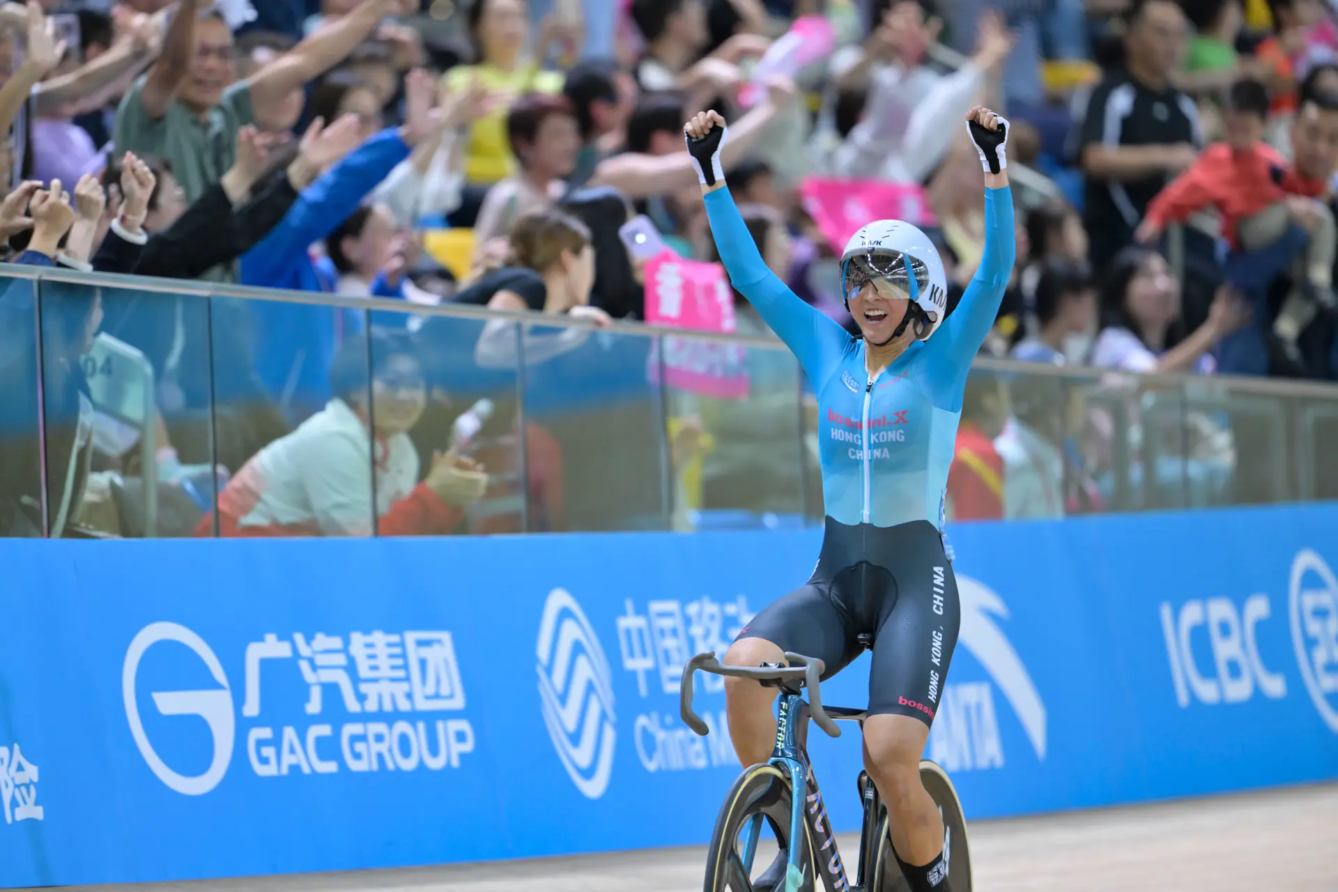 其中單車選手李思穎表現最為耀眼，在女子公路賽、全能賽及麥迪遜賽中連奪 3 金，成為港隊獎牌最多的選手。(圖：新華社)