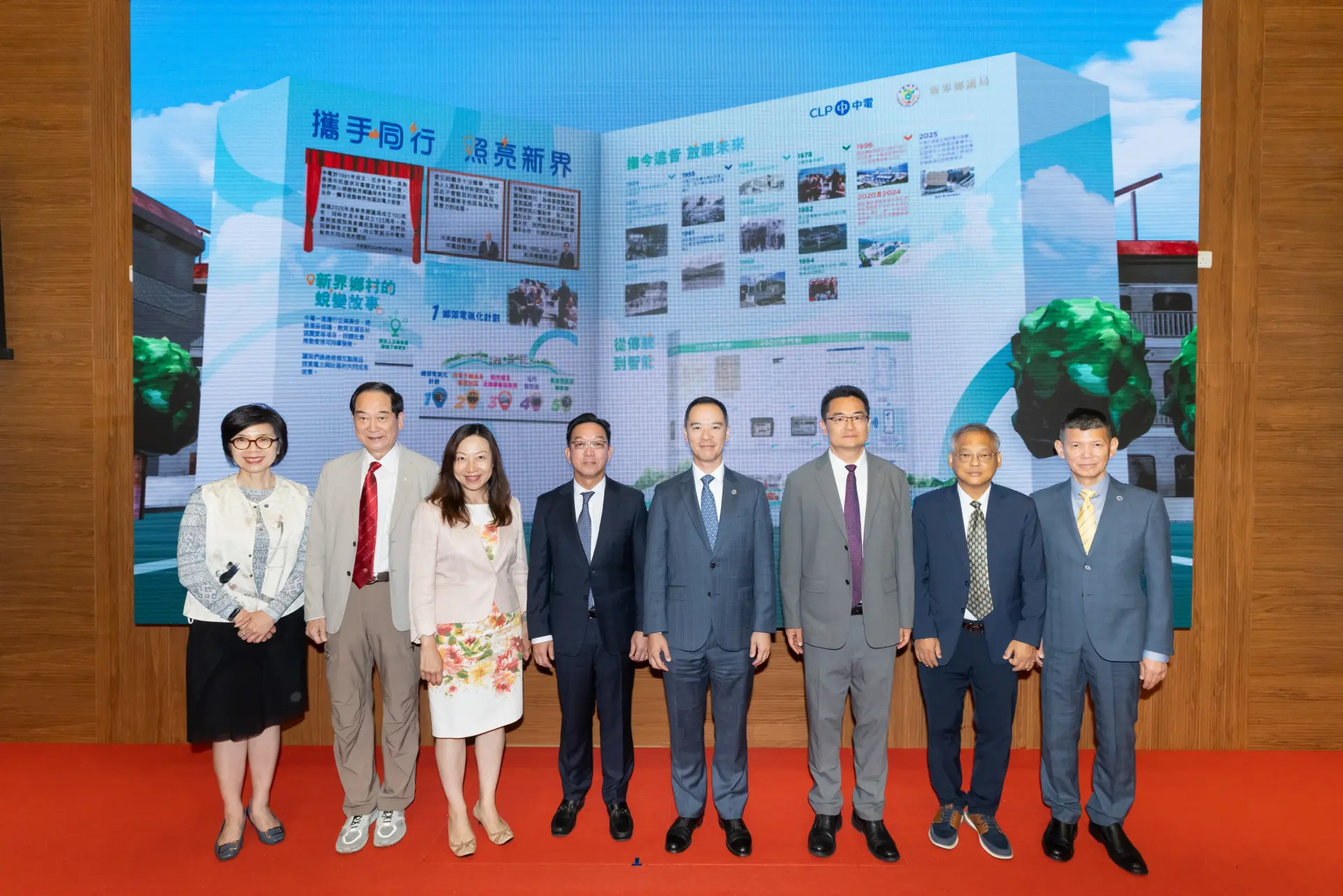 中華電力總裁羅嘉進先生（右四）、鄉議局劉業強主席（左四）、民政事務總署署長杜潔麗女士（左三）、中央駐港聯絡辦公室新界工作部孫學偉副部長（右三）、鄉議局林偉強副主席（左二）及莫錦貴副主席（右二）、中華電力企業發展總裁莊偉茵女士（左一）及中華電力營運總裁張寶中先生（右一）為「攜手同行 照亮新界」展覽主禮開幕儀式。