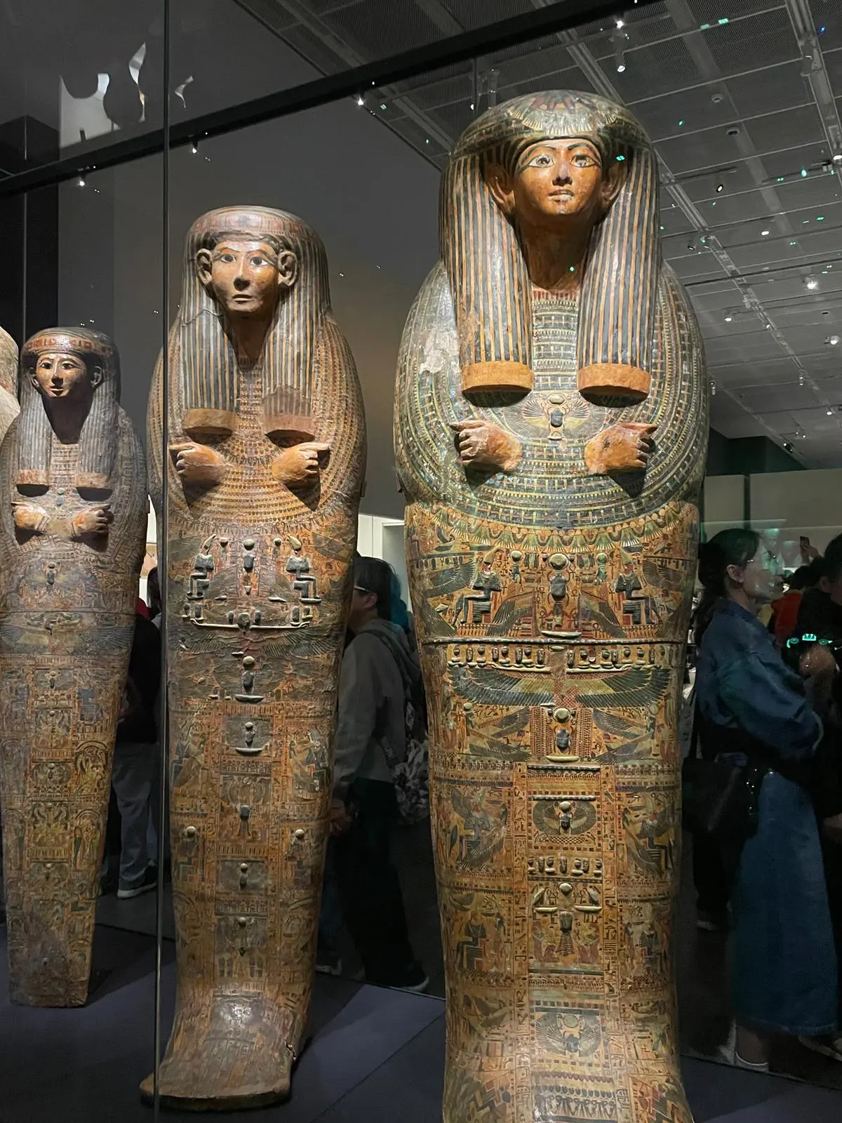 其中第二十一王朝（約公元前1069至945年）的「阿蒙祭司佩德阿蒙的人形棺木」，憑藉精美彩繪和完好保存狀態，成為眾多參觀者的必看亮點。(圖：藍小莓)