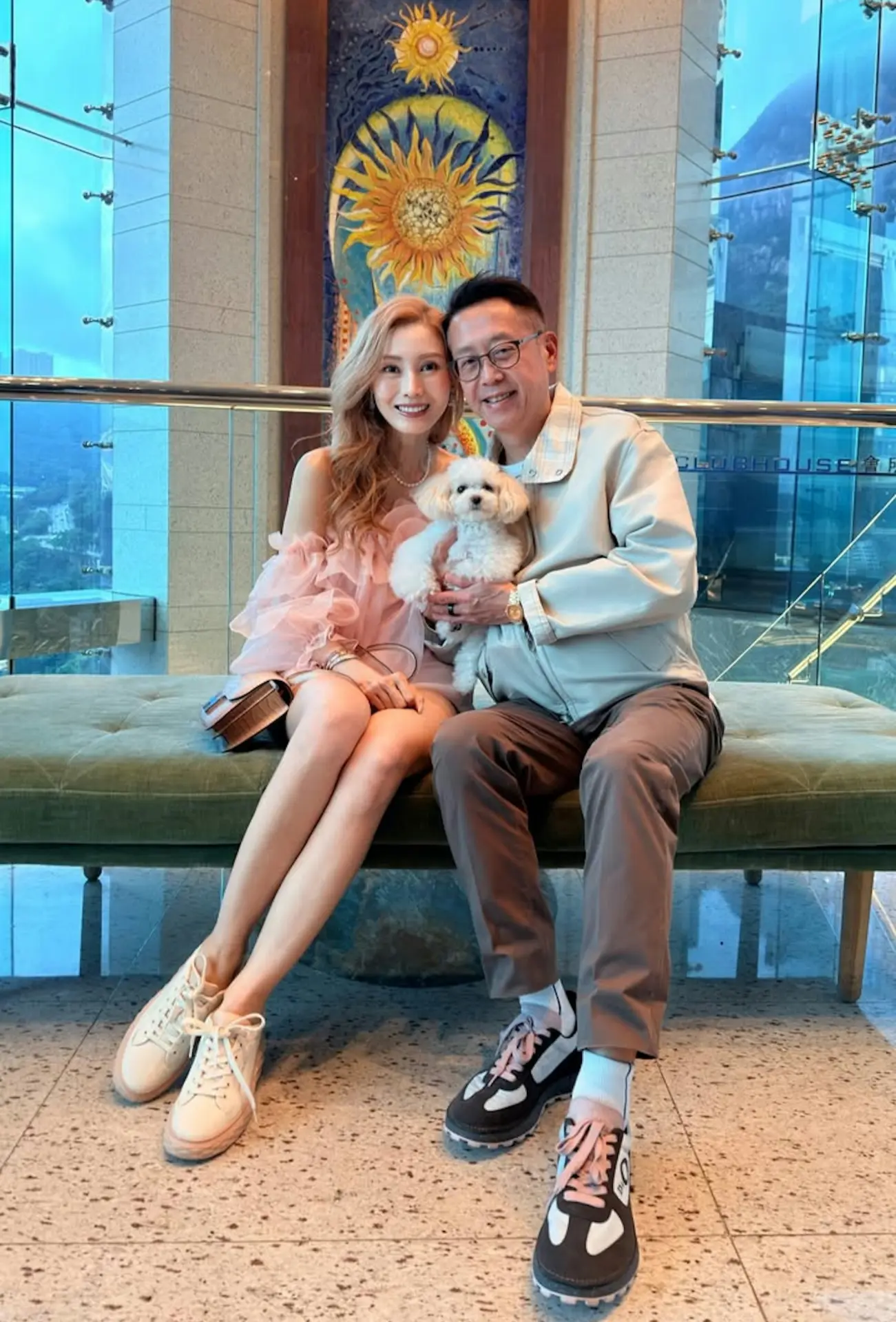 照片中，李嘉欣換上一頭亮眼的粉金色長捲髮，身穿精緻露膊上衣，大方展露白滑香肩與修長美腿，身形緊緻纖細，滿滿少女感完全不似56歲。(圖：michele_monique_reis@IG)