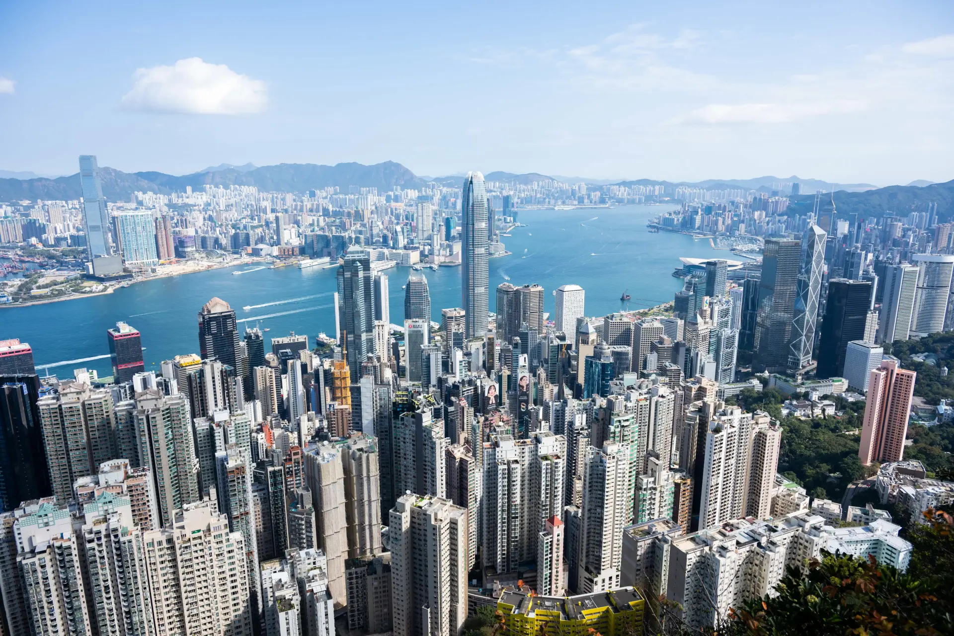 香港核心商業區寸土寸金，創科企業若要獲得優質辦公空間、對接產業鏈資源，往往需承擔高昂租金，這成為不少初創團隊紮根香港的「攔路虎」。(圖：新華社)