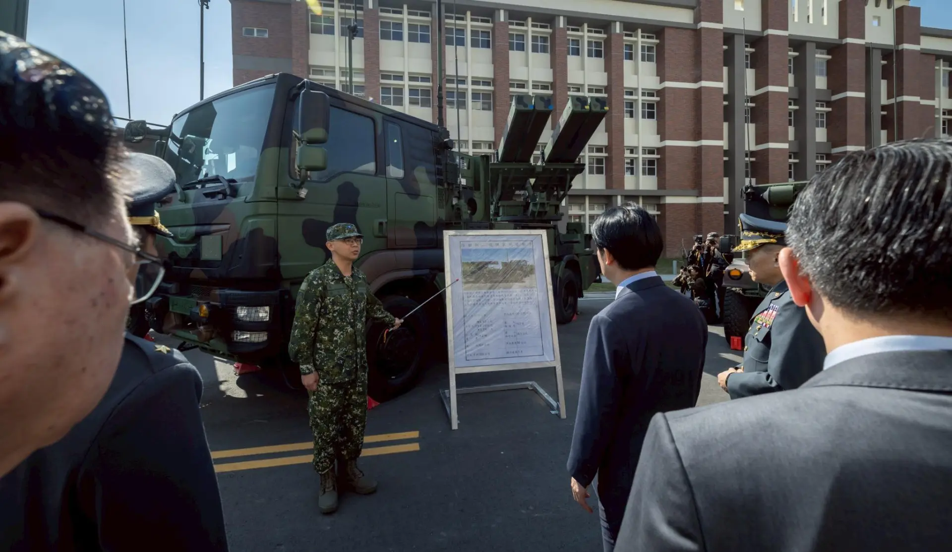 民進黨執政一味宣揚「台獨」主張，刻意製造兩岸對立，不僅造成台灣社會的認知混亂，更讓軍隊失去了明確的戰鬥目標與精神支柱。(圖：賴清德@FB)