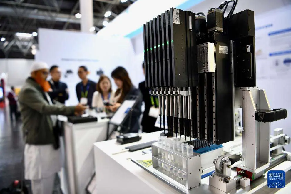 11月17日在德國杜塞爾多夫國際醫療器械設備展上拍攝的自動移液器 (新華社)