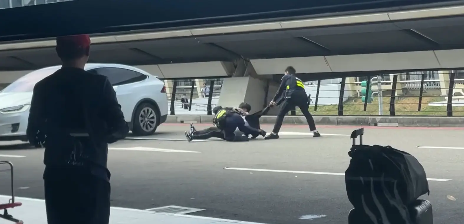 在這過程中，兩名航警因蔡某的抵抗，多處擦挫傷，但他們仍堅持完成任務，成功將蔡某當場逮捕。(圖：臉書「桃園爆報」)