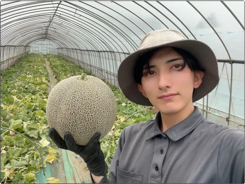 日本千葉29歲五代哈密瓜農夫富岡優人，故意修圖曬哈密瓜合照畫面扭曲，吸引2600萬網友觀看，全網掀起惡搞P圖大戰，本人大方配合順勢推廣自家高品質哈密瓜。（來源：5_daime@IG）