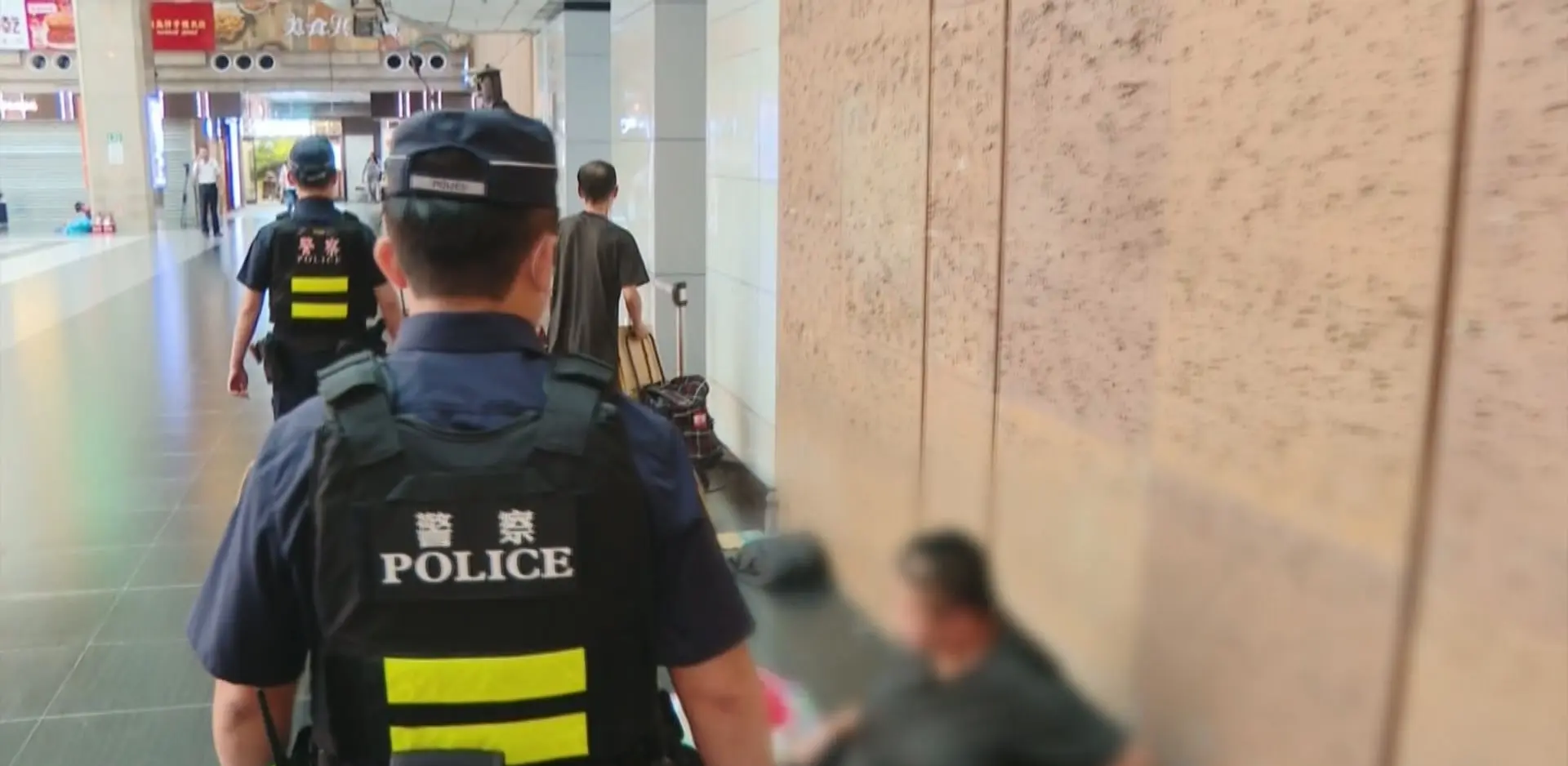 鐵路警察局與台鐵也宣布緊急整改。台鐵發表聲明致歉，推出四項措施：將鐵警定点守望密度提升至每小時三次以上，建立每半小時交錯巡逻的联防网，组建旅客劝导小组，並協請社會局安置車站周邊滯留人員。(圖：視頻翻攝)