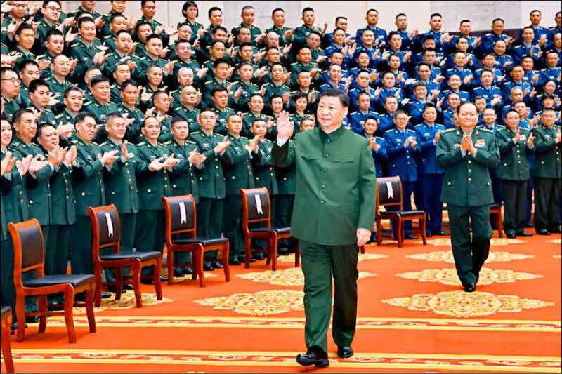 中共中央軍委主席習近平多次強調要堅持中共對軍隊絕對領導，嚴肅查處官兵身邊的腐敗問題和不正之風。（新華社）