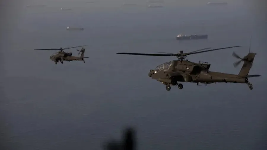 美軍執行封鎖任務 阿帕契攻擊直升機在霍爾木茲海峽墜毀的封面圖片
