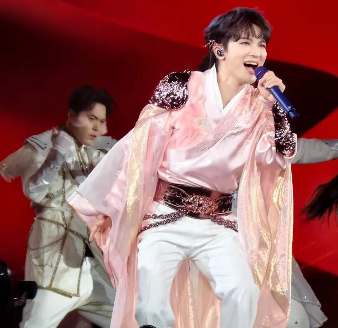 周深以穩定通透的聲線完美駕馭高音與高難度轉音，數次動情至眼濕濕，那份不加掩飾的真摯情感，在他與歌迷之間流動，讓現場觀眾深切感受到「聲音從身體內部生長」的情感力量。(圖：網絡截圖)