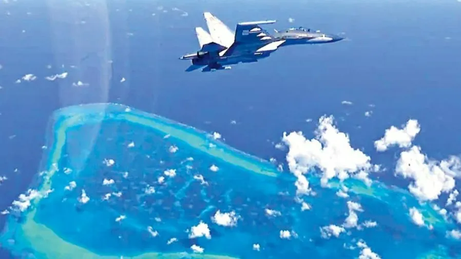 解放軍南部戰區海警在黃巖島展開海空戰備警巡的封面圖片