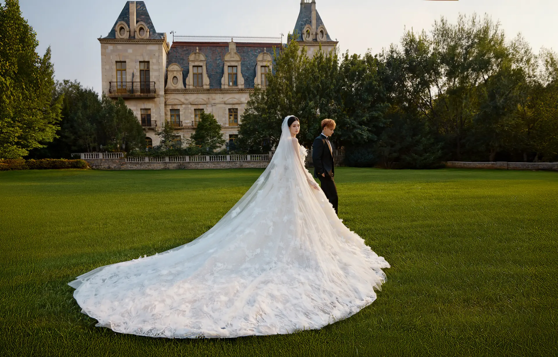 此次曝光的婚紗照宛如豪華童話大片，以歐風城堡、花園、古董車等為背景，營造出夢幻感十足的場景。(徐艺洋-Yiyang@微博)