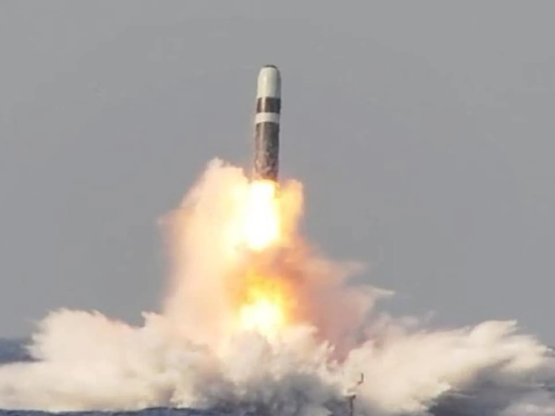 7月6日中國海軍例行試射潛射導彈 巨浪全系列型號與裝備潛艇一次看懂