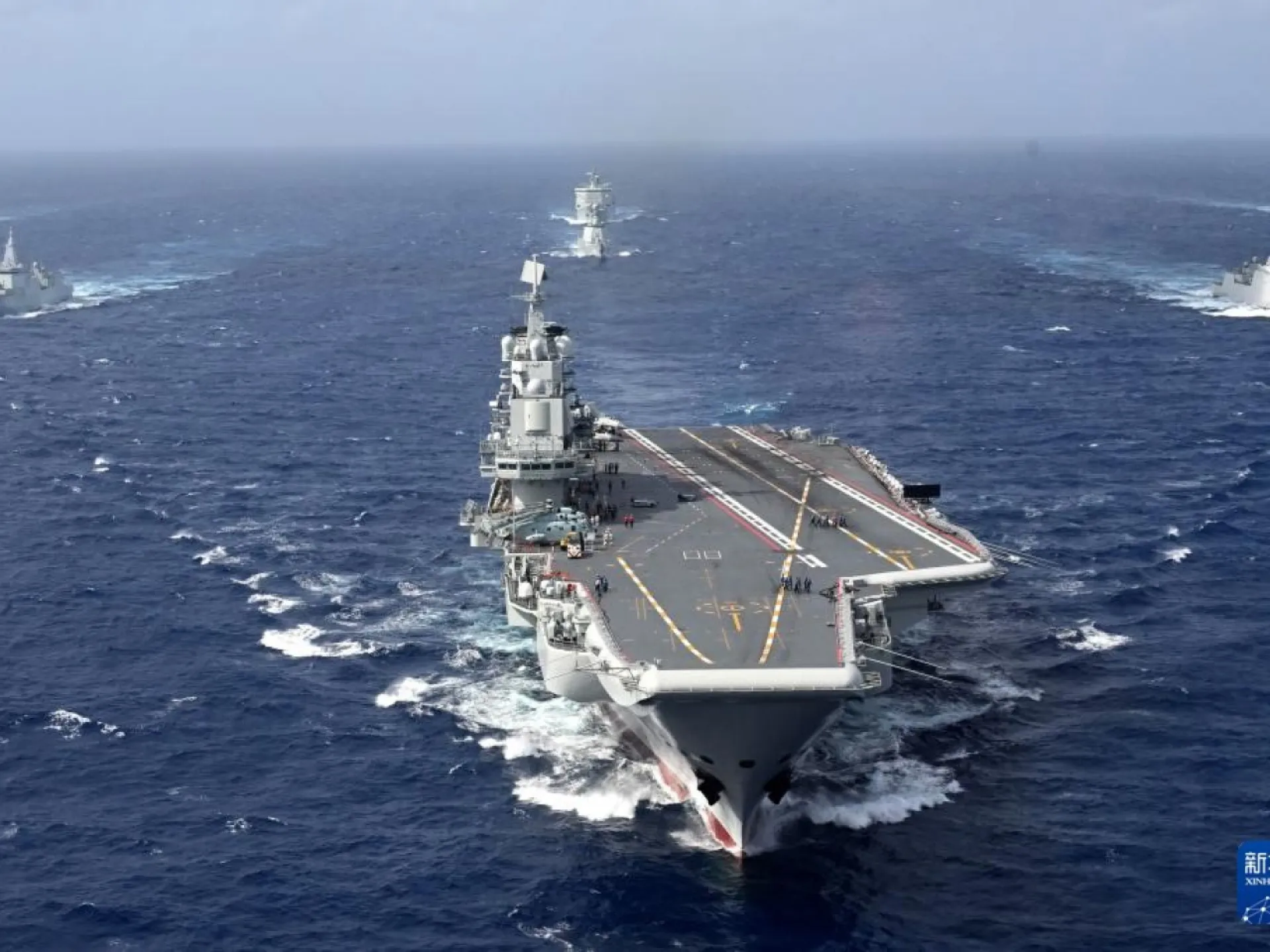 日本艦機模擬攻擊遼寧艦升級挑釁 解放軍航母編隊多層體系反制