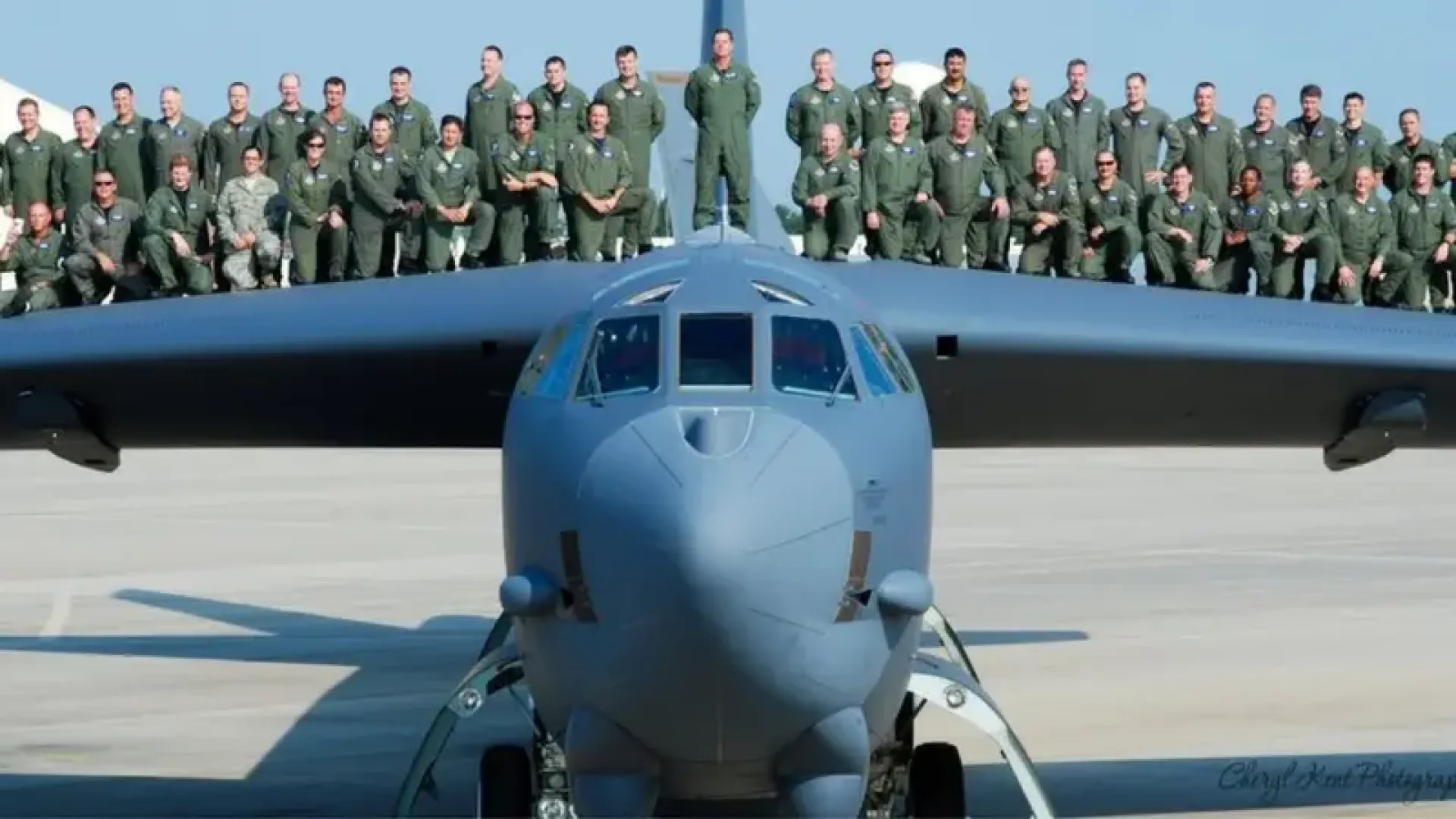 美軍B-52同溫層堡壘轟炸機加州墜毀 機上8人恐全數遇難