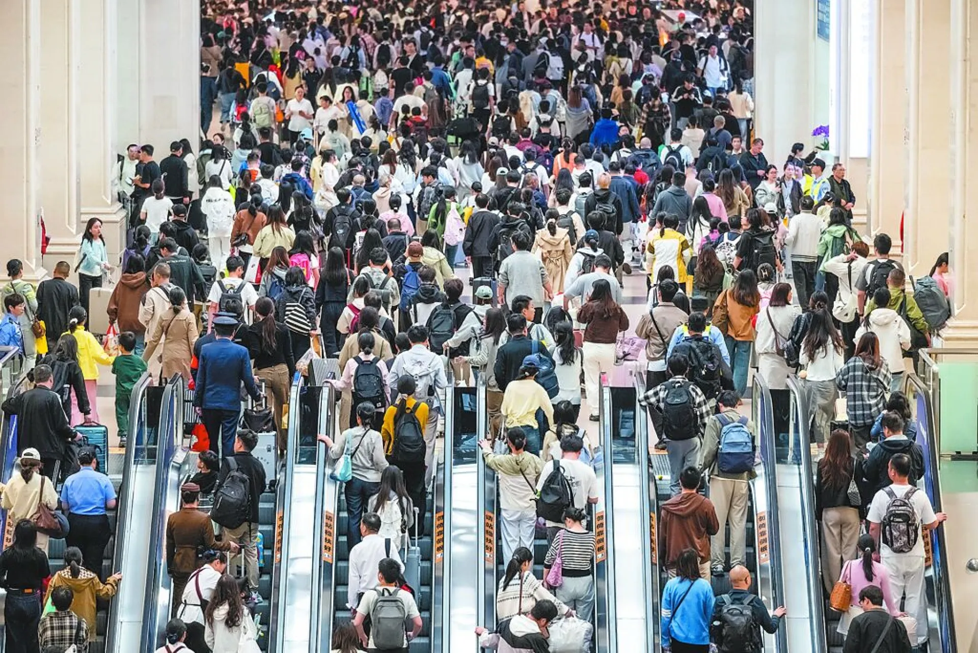 十一黃金周21.3億人次出遊！縣域小城遊爆紅 首日1780萬輛電動車上高速