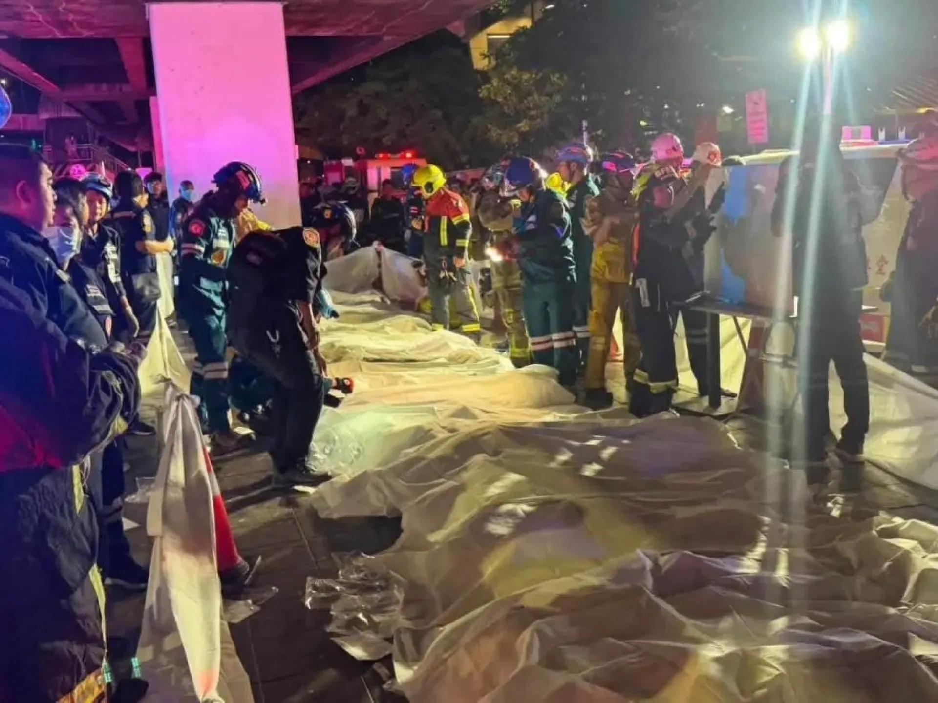 曼谷恰圖恰酒吧大火至少 30 死 罹難者躲廁所無消防通道總理到場徹查