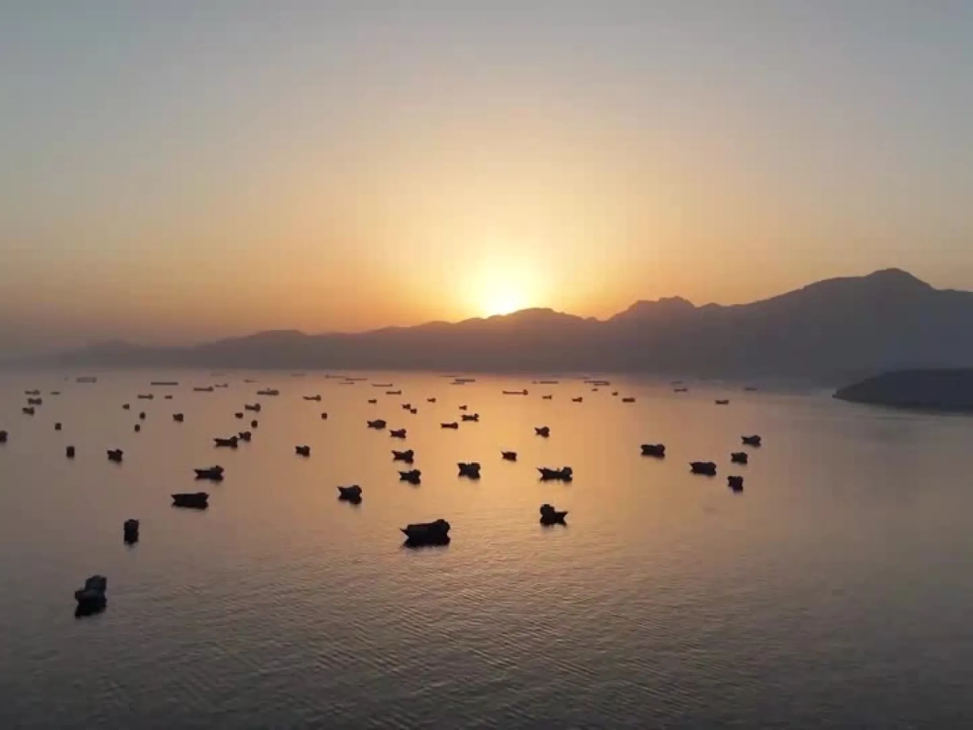 伊朗革命衛隊海軍封鎖霍爾木茲海峽 反制美軍第三輪空襲